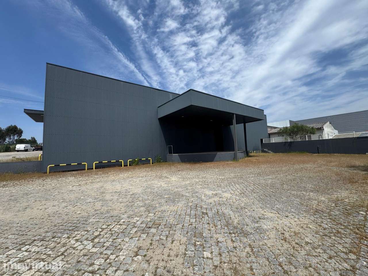 Armazém Industrial com Cais de Carga e Escritórios em Guijó - Grande imagem: 4/8