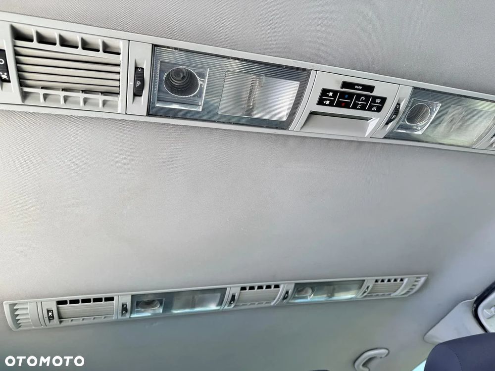 Volkswagen Caravelle - 14