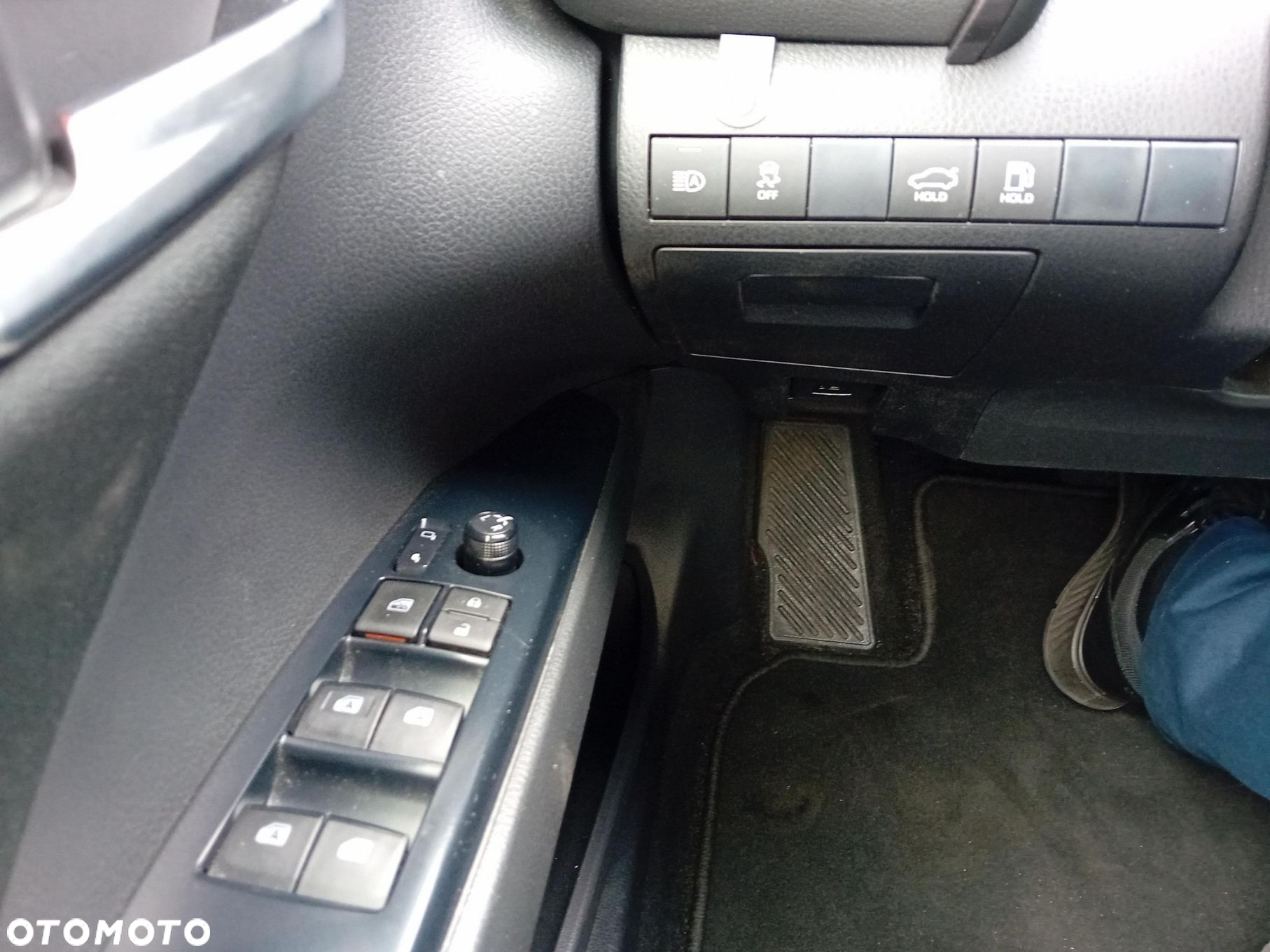 Toyota Camry - 17