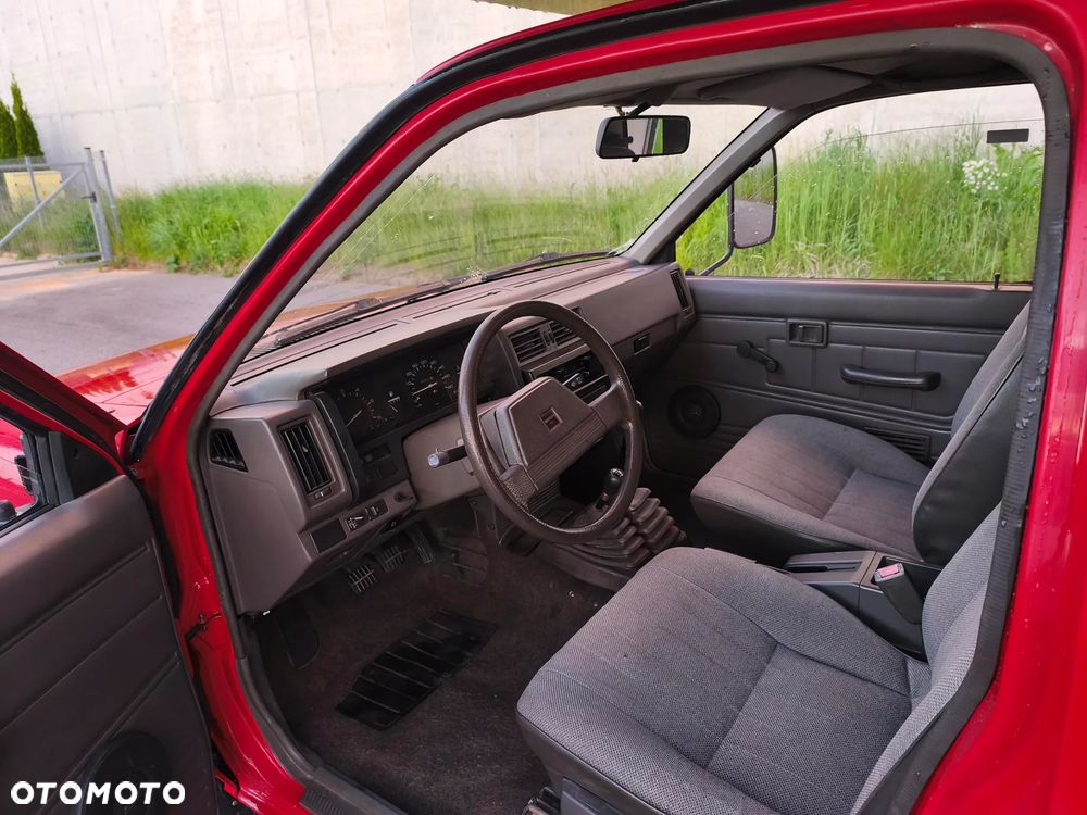 Nissan Pickup - 11