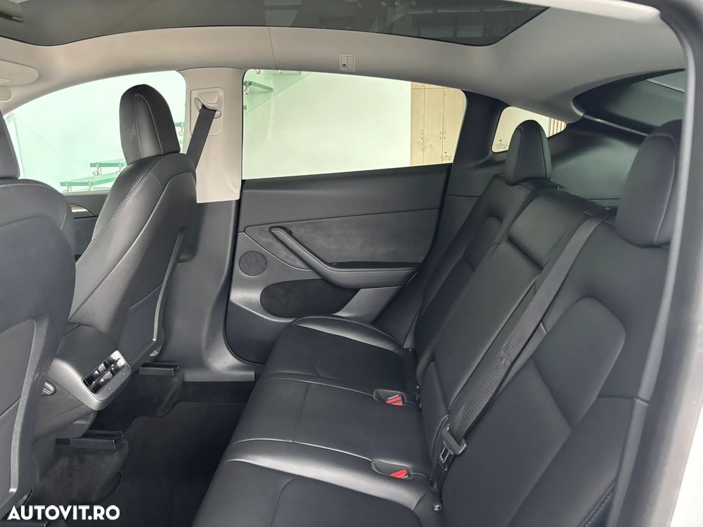 Tesla Model Y Long Range Dual Motor AWD - 12