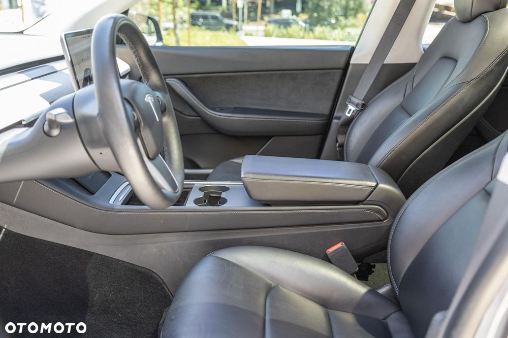 Tesla Model Y Long Range Dual Motor AWD - 13