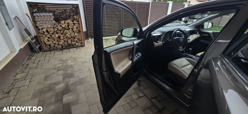 Toyota RAV4 2.2 D-4CAT 4WD Aut Luxury 18" - 33