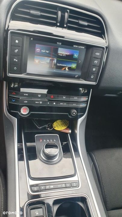 Jaguar XE 2.0 D AWD R-Sport - 12