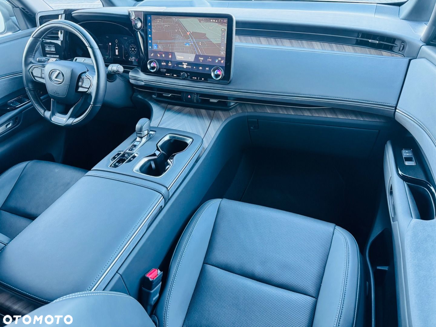 Lexus LM - 23