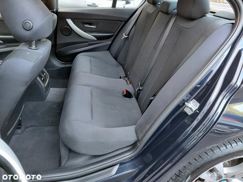 BMW Seria 3 318d Luxury Line - 13
