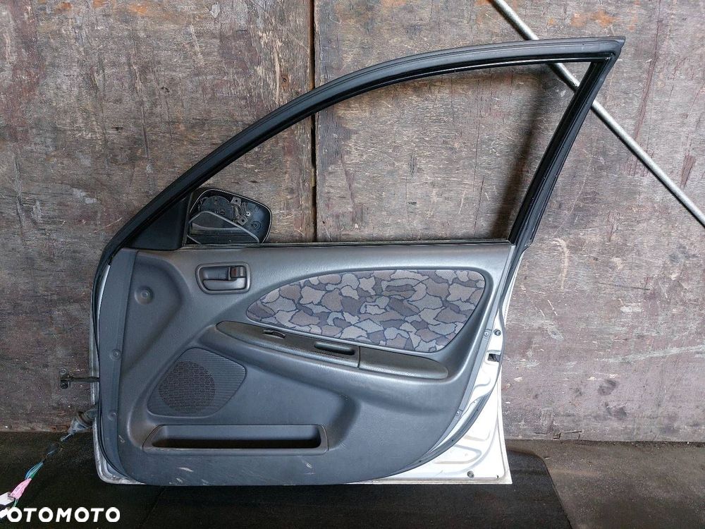 DRZWI KOMPLETNE PRAWY PRZÓD TOYOTA AVENSIS T22 199 - 3