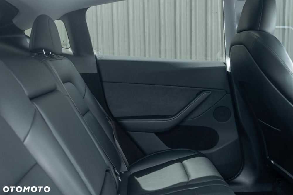 Tesla Model Y - 32