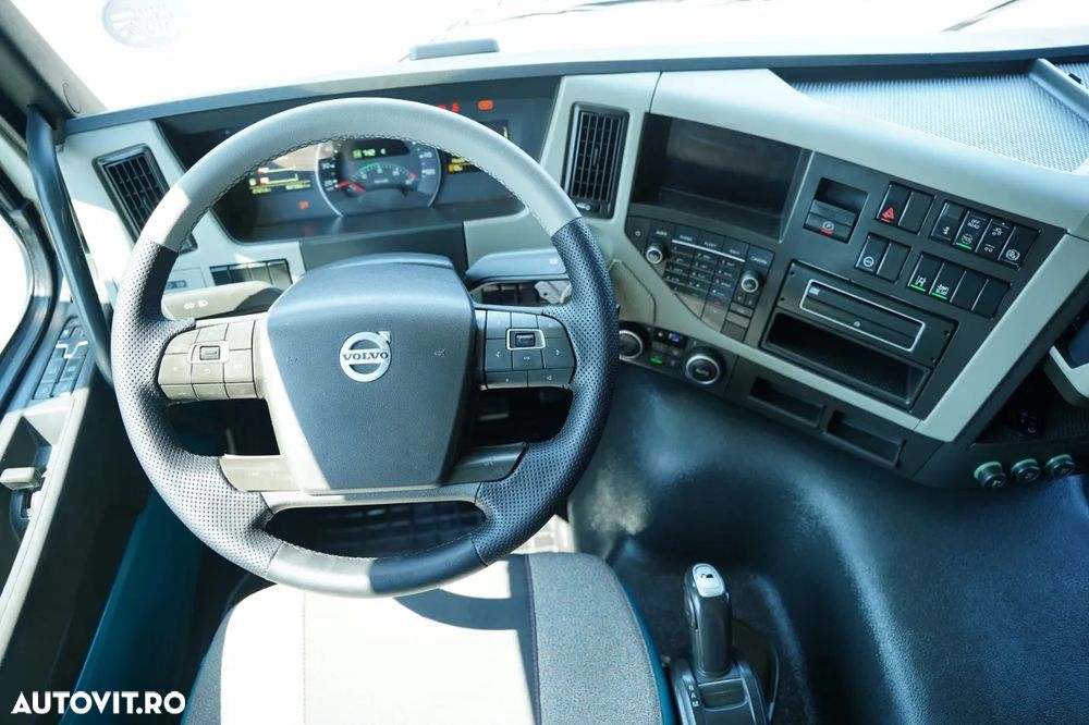 Volvo FM 370 / SOLO / CORTINĂ - 9,1 M / 6X2 / DHOLLANDIA LIFT - 2.000 KG / PODEA REZISTENTĂ / AER CONDIȚIONAT PARCARE / I-SHIFT / EURO 6 - 32