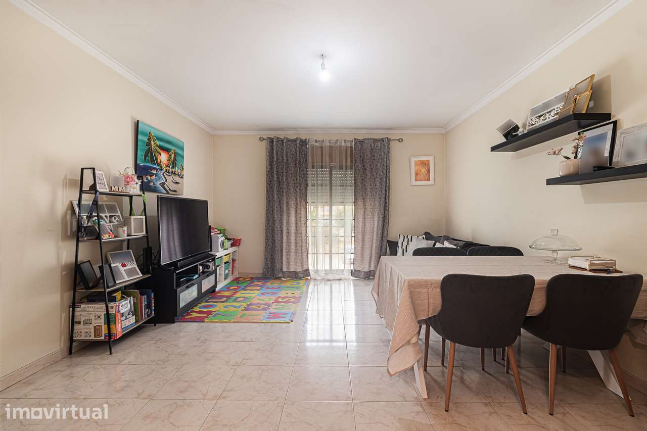Apartamento num Primeiro Andar na Quinta do Conde - Grande imagem: 2/27