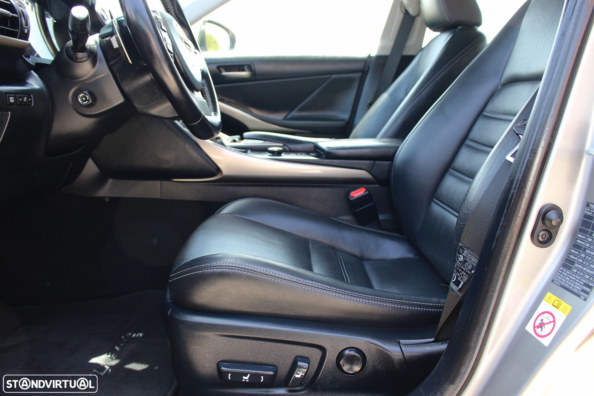 Lexus IS 300H Luxury - 37