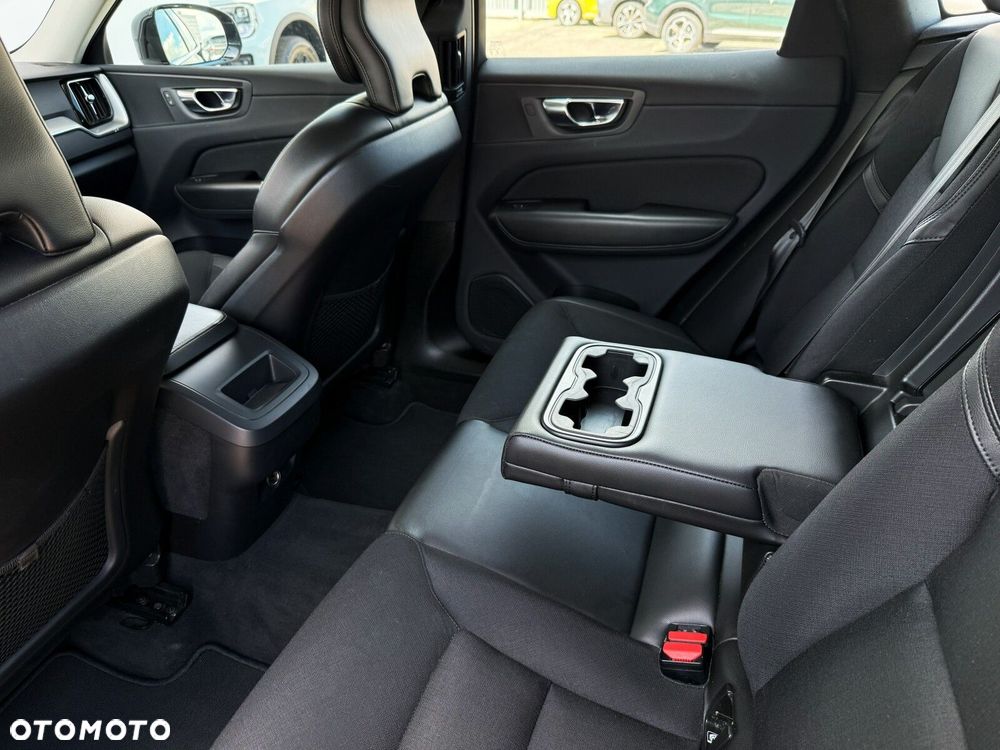 Volvo XC 60 T4 Momentum Pro - 31