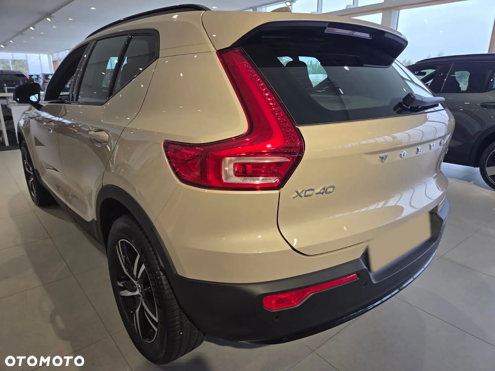 Volvo XC 40 B4 Plus Black Edition - 11