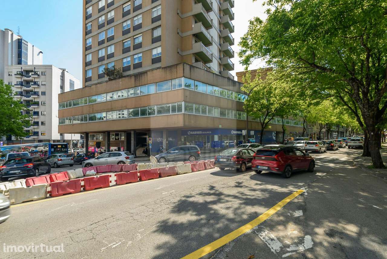 Escritório na Praça da Galiza - Grande imagem: 3/12