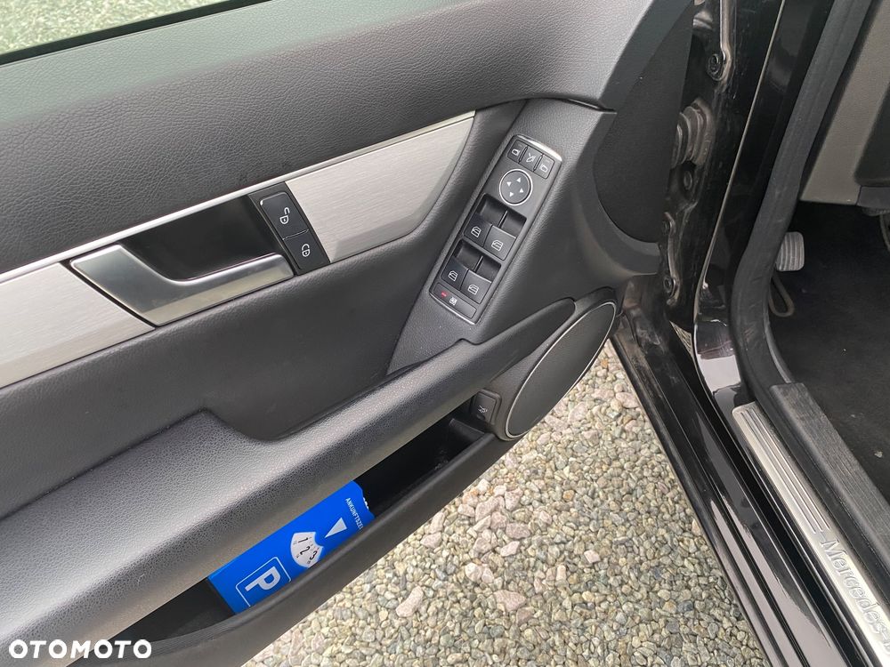 Mercedes-Benz Klasa C 180 CGI Automatik BlueEFFICIENCY Avantgarde - 21