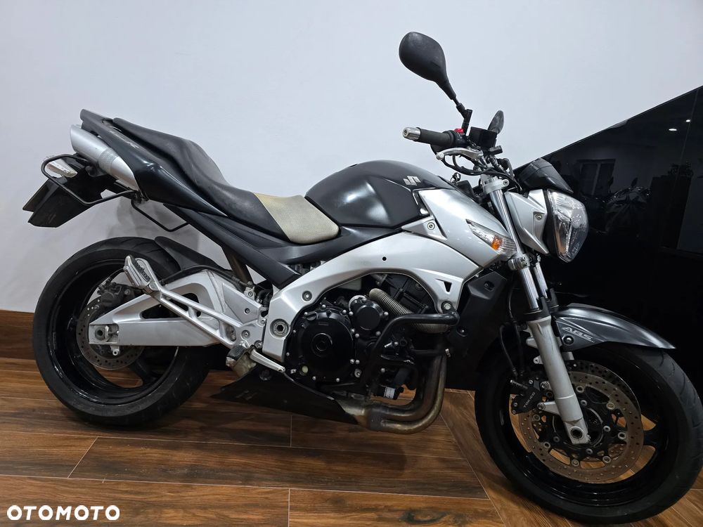 Suzuki GSR - 14