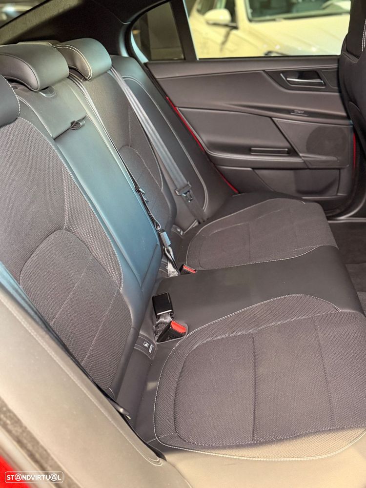 Jaguar XE 2.0 D R-Sport Aut. - 54