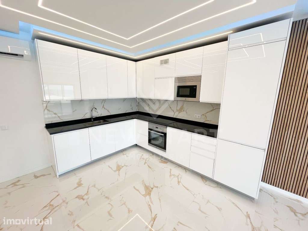 Apartamento T3 renovado com vista mar e garagem em Quarteira - Grande imagem: 5/17