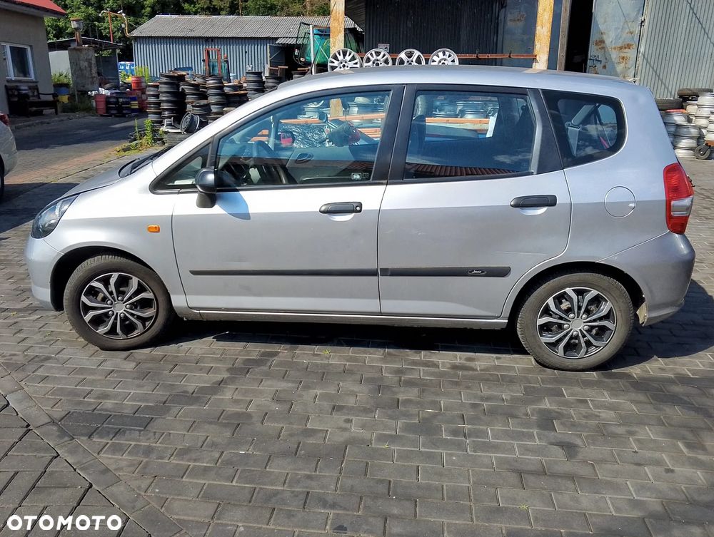 Honda Jazz II (02-05r.) 1.2B 77KM. Silnik L12A1 (L12A4) Skrzynia lakier NH623M - SATIN SILVER.Cały na części. GWARANCJA !!!  Przód Tył Zestaw Komplet Drzwi Klapa Zderzak Błotnik Maska Grill Atrapa Szyba Pas Lampa Lusterko Boczki Fotel Kanapa Kokpit Deska Rozdzielcza Przełącznik Włącznik Sterownik Przewody Wiązka Instalacja Moduł Komputer Czujnik Listwa Pompa Alternator Wtryski Głowica Rozrusznik Kompresor Sprzęgło Dwumas Silnik Skrzynia ABS Klimatyzacji Paliwa Wspomagania Kolektor Turbina Przepustnica Zawór Chłodnica Koło Hak Belka Sanki Zawieszenie Mcpherson Półoś Amortyzator Wydech Tłumik Zacisk Most - 5