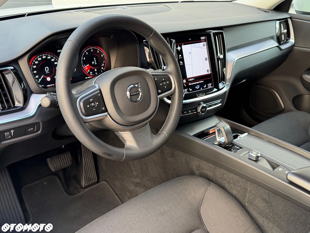 Volvo V60 B3 B DKG Momentum - 11