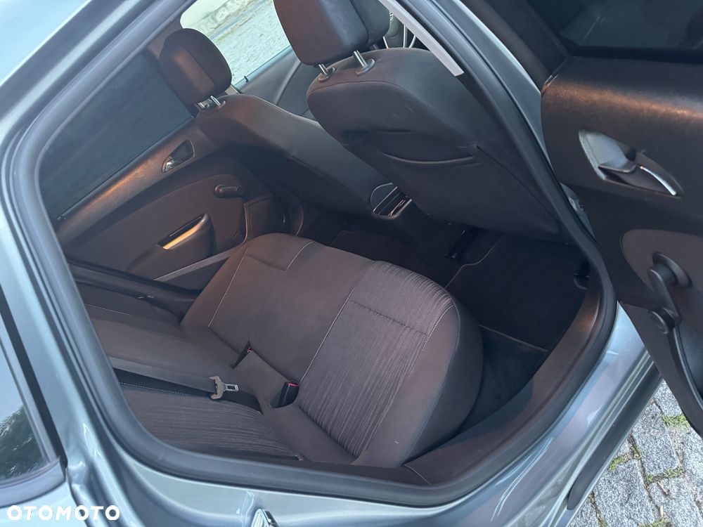 Opel Astra 1.6 Color Edition - 25