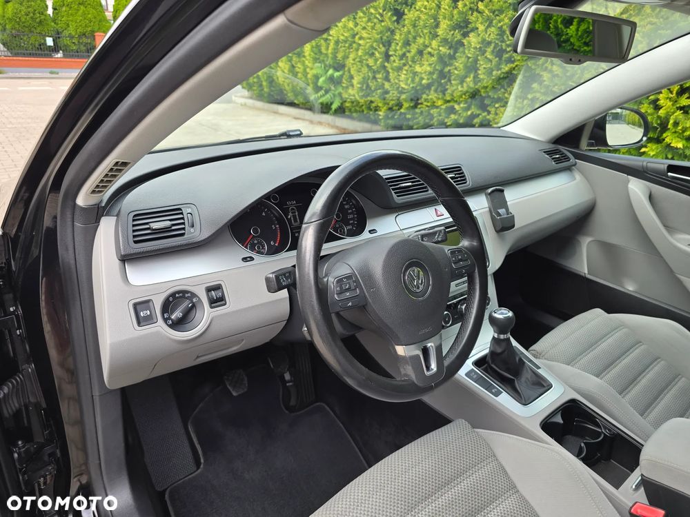 Volkswagen Passat 2.0 TDI DPF BlueMotion Technology Sportline - 17