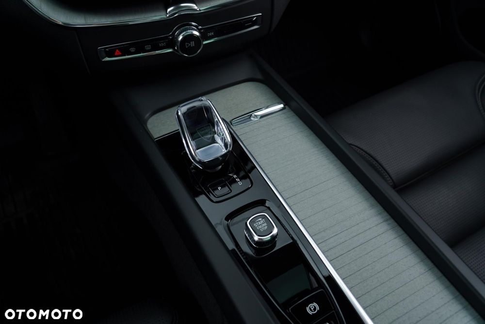 Volvo XC 60 T6 Plug-In Hybrid AWD Plus Dark - 28
