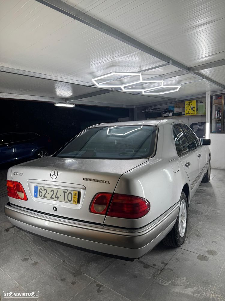 Mercedes-Benz E 250 TD Classic - 4