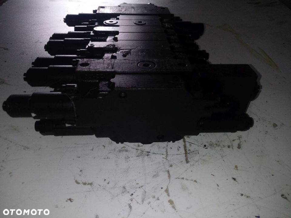 Rozdzielacz hydrauliczny Neuson Kramer 002253315 10 Sekcji - 4