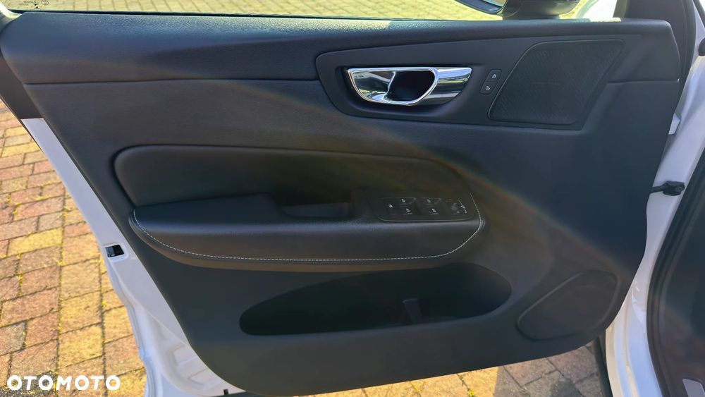 Volvo XC 60 D5 AWD Geartronic RDesign - 17