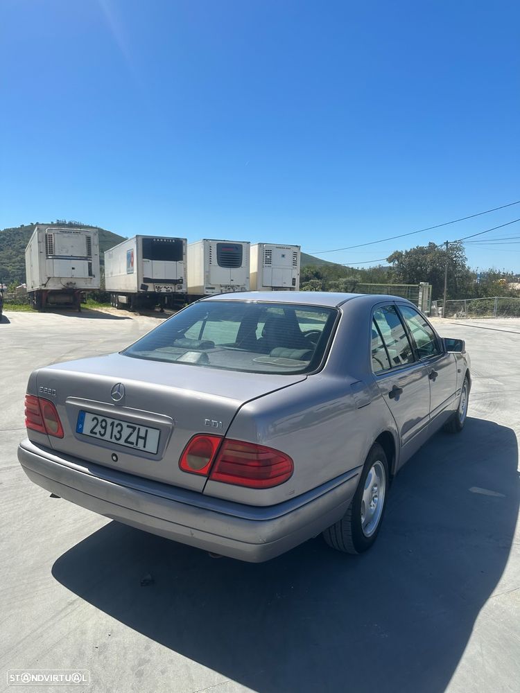 Mercedes-Benz E 200 - 4