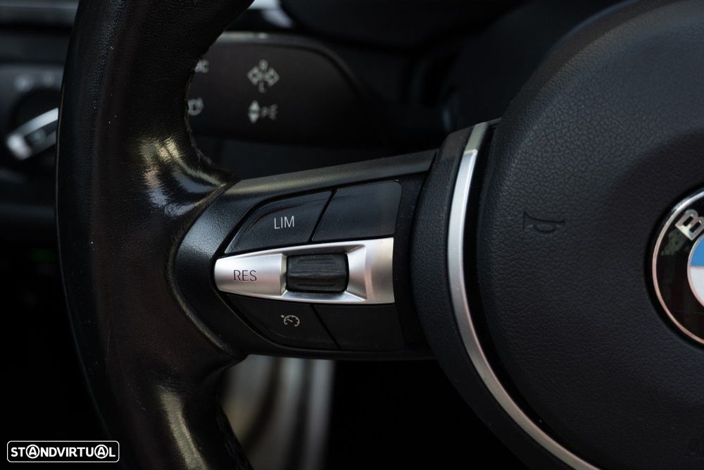 BMW 330 e iPerformance Pack M - 32