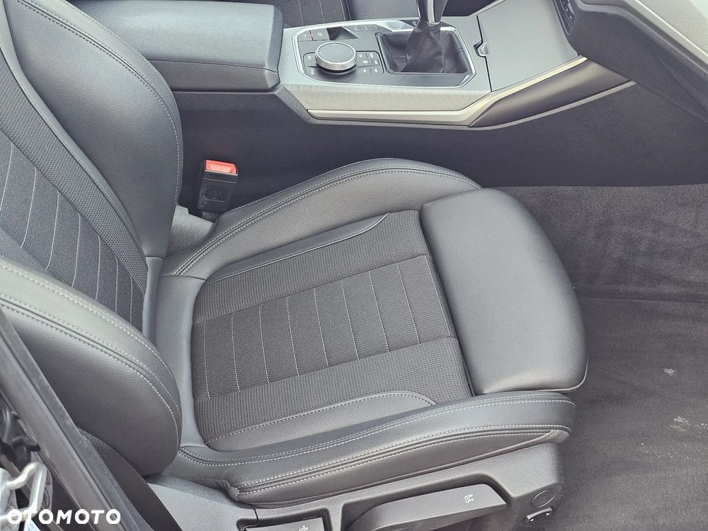 BMW Seria 3 318d Sport Line - 30