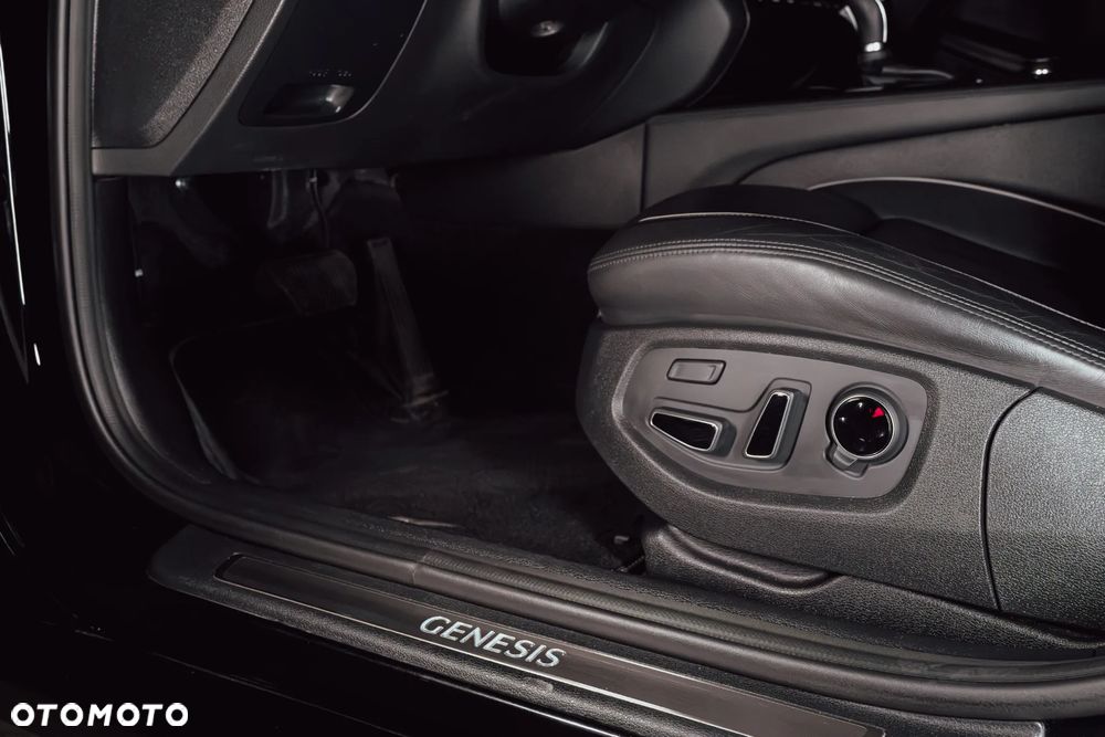 Hyundai Genesis 3.8 V6 GDI - 10
