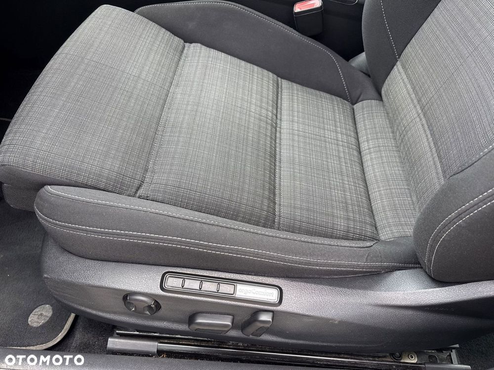 Volkswagen Passat - 12