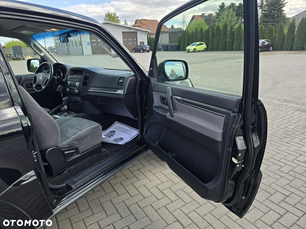 Mitsubishi Pajero - 24