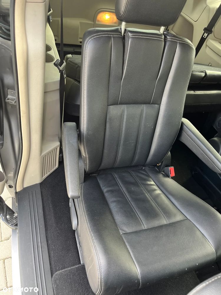 Chrysler Town & Country - 13