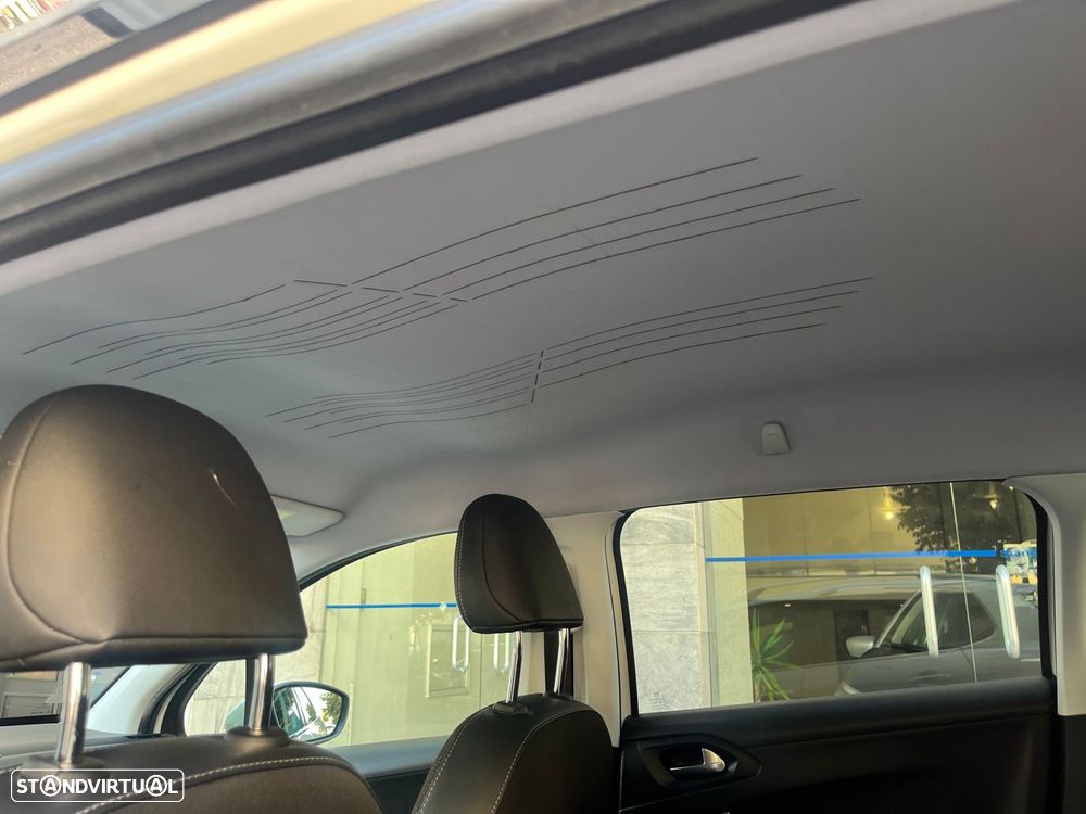 Peugeot 2008 1.2 PureTech Allure EAT6 - 24