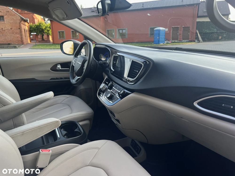 Chrysler Pacifica - 11