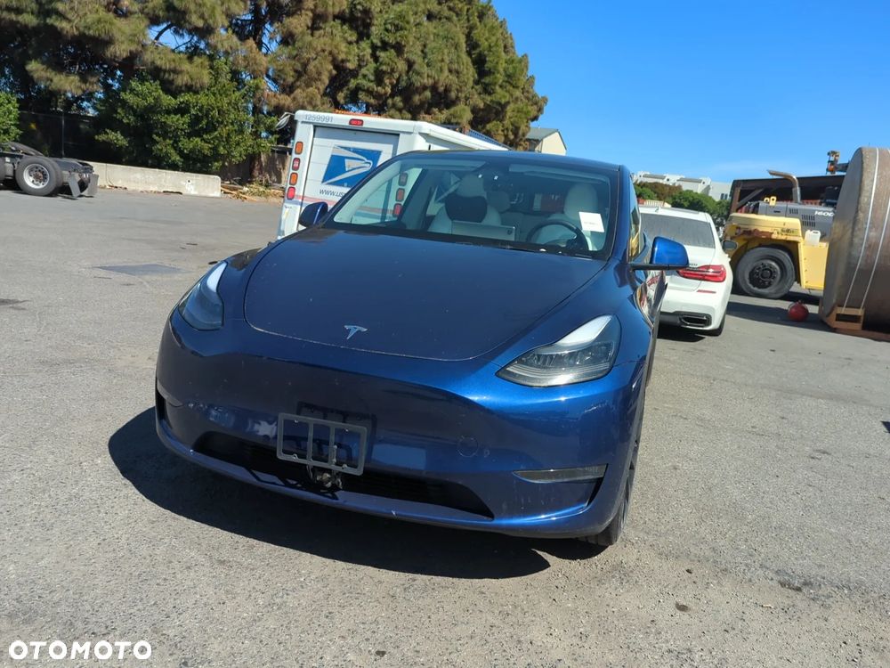 Tesla Model Y - 8
