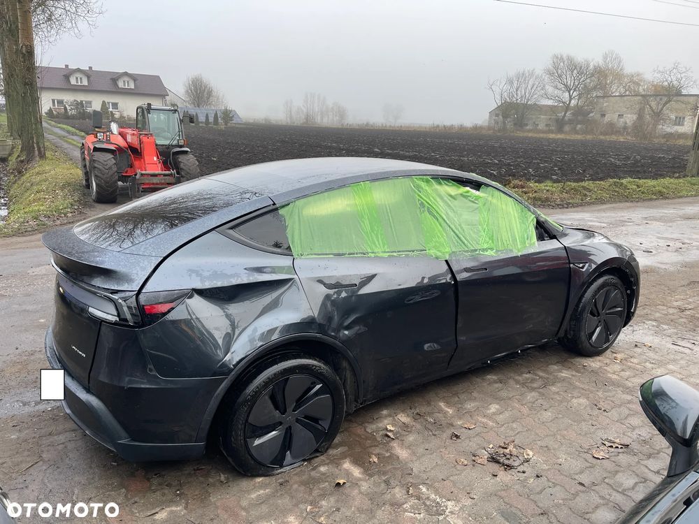 Tesla Y - 23