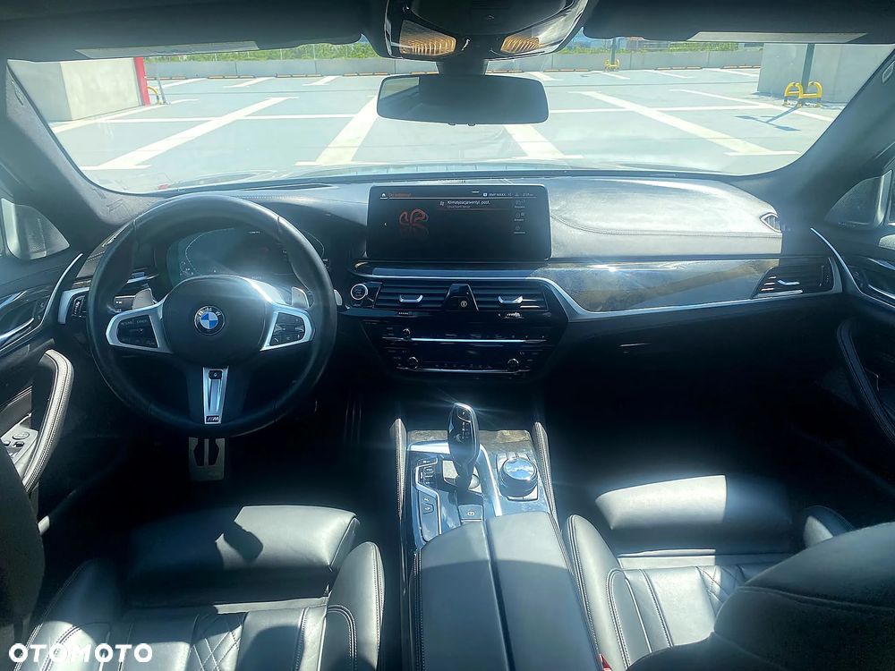 BMW Seria 5 M550i xDrive - 27