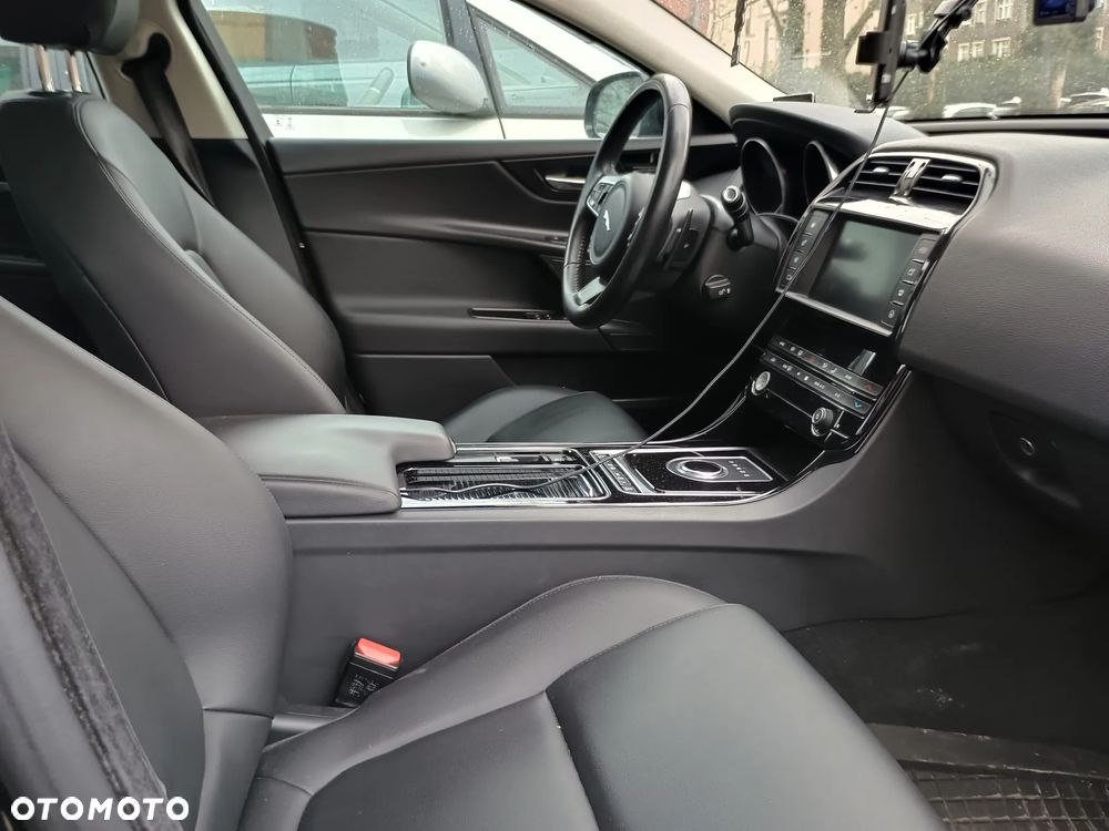 Jaguar XE 25t AWD Portfolio - 7