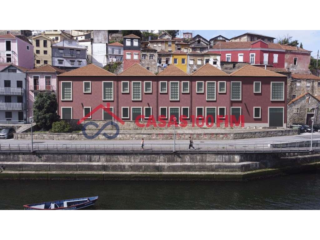 T1 em edifício industrial reabilitado no Cais da Pescaria. - Grande imagem: 3/12