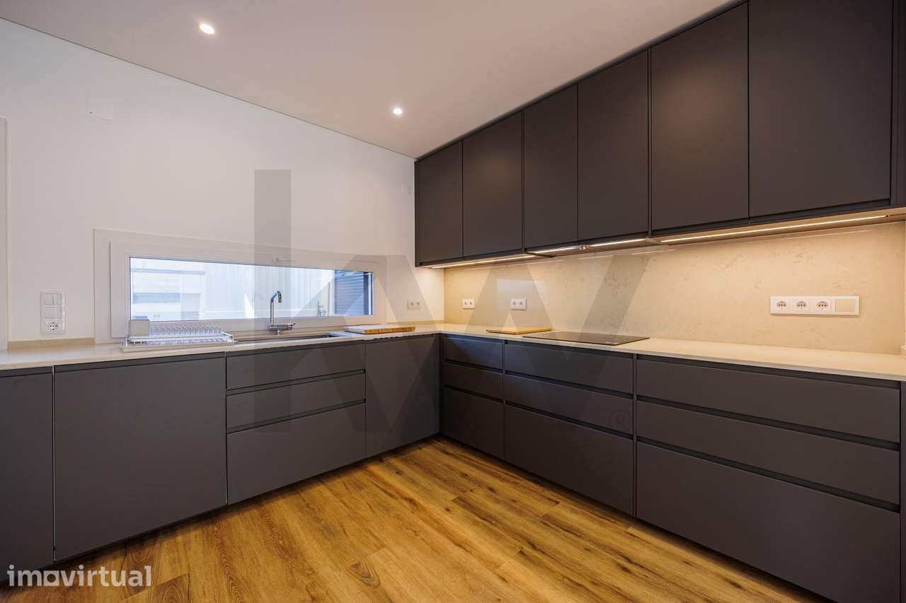 Moradia T4 Contemporânea Nova na Aroeira | Wallbox Tesla, Domótica e J - Grande imagem: 5/43