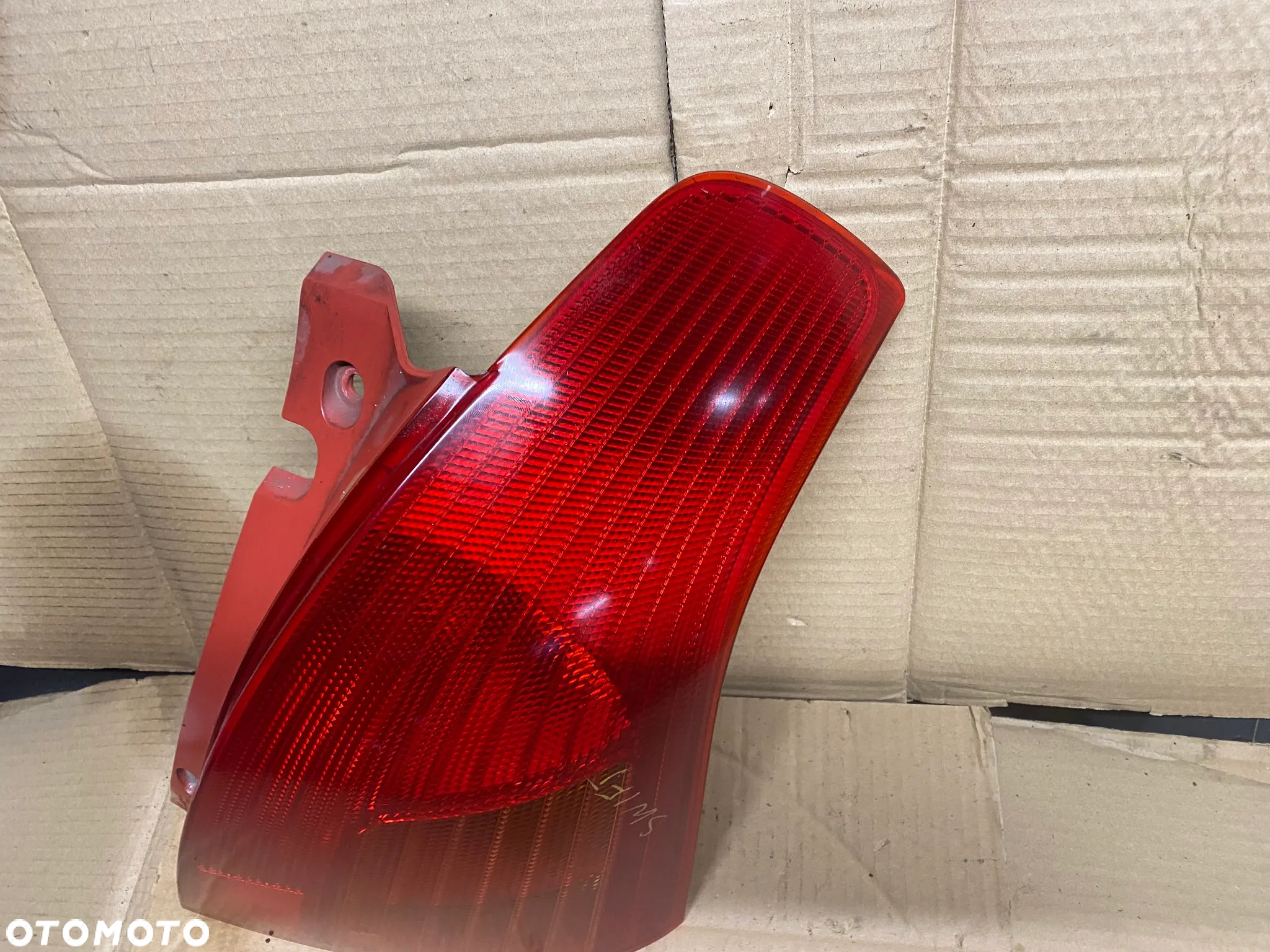 LAMPA TYLNA PRAWA SUZUKI SWIFT IV P4476R - 3