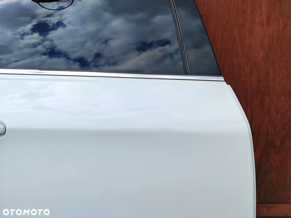 tanio ! PEUGEOT 2008 I 2013-19r drzwi tył prawe Białe kod EWP kompletne jak na aucie -szyba -zamki -klamki - podnośnik szyby elektr. -tapicerka drzwi -listwy itp, wersja EUROPA, dość ładne - 4