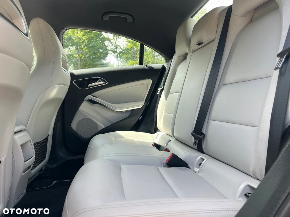 Mercedes-Benz CLA 200 Urban - 16