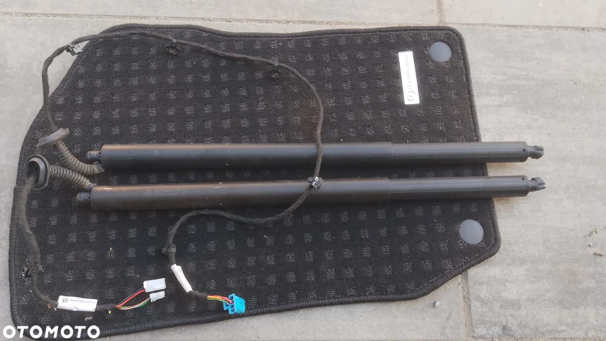 SIŁOWNIKI ELEKTRYCZNE KLAPY MERCEDES EQB X243 300 4MATIC A2478902600 A2478902500 - 2