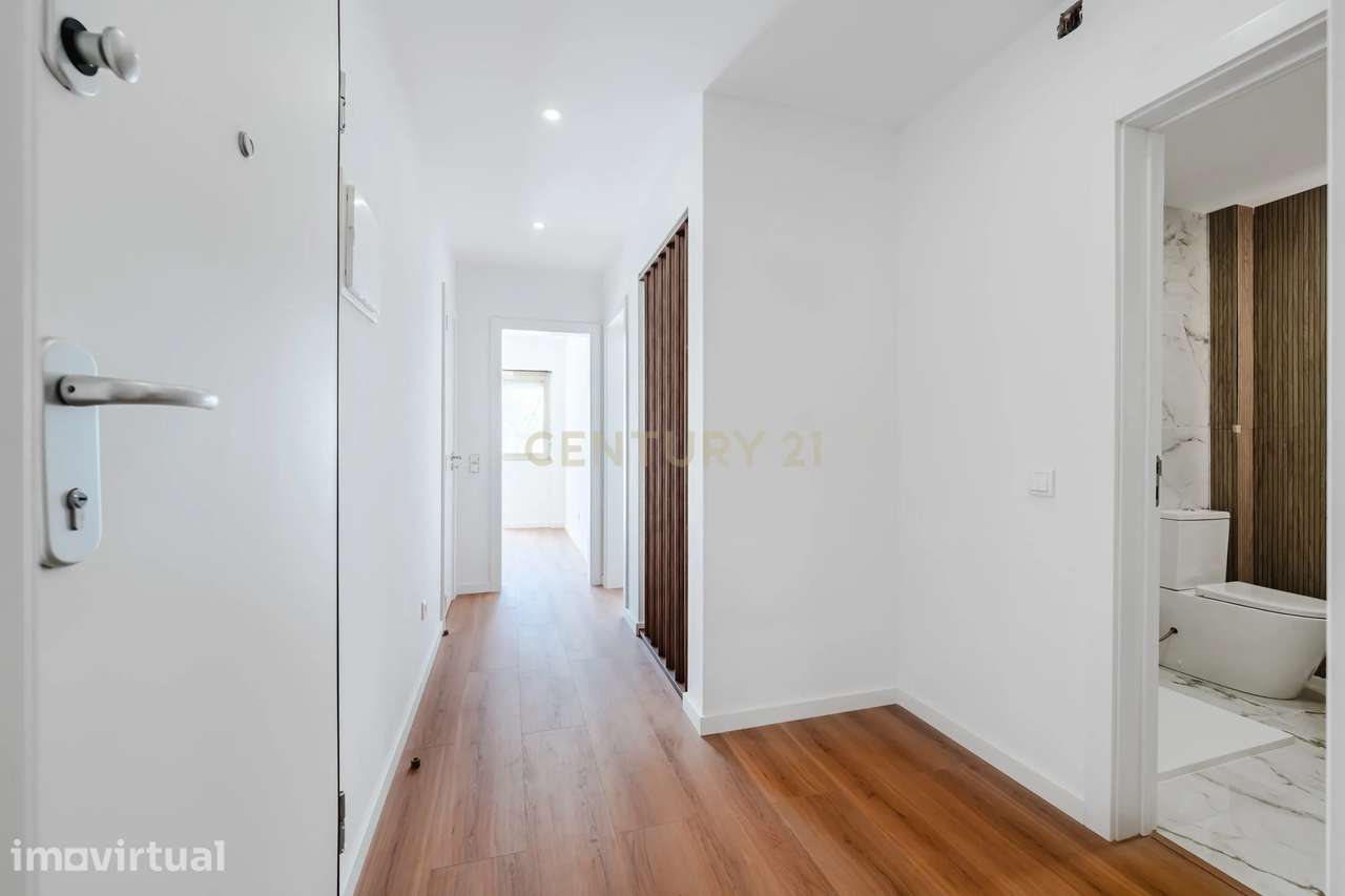Apartamento Totalmente Remodelado com Terraço de 33 m² | Cruz de Pau – - Grande imagem: 2/18
